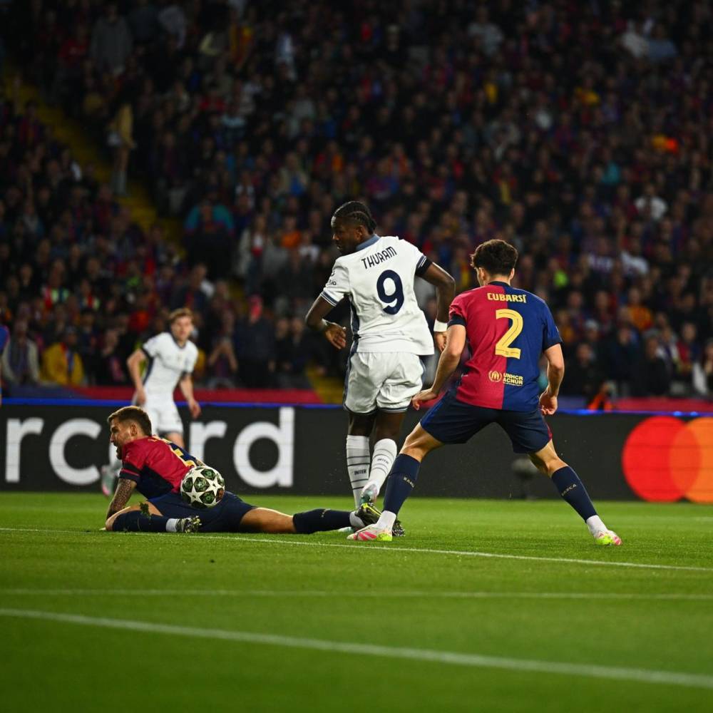 إنتر ميلان يفرض التعادل على برشلونة 3-3 ويصعب مهمته في دوري الأبطال
