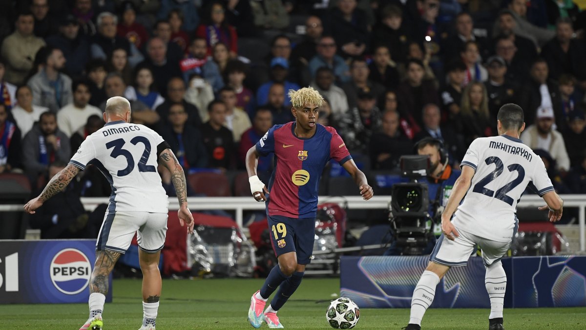 Barcelona's Lamine Yamal challenges Inter's Federico Dimarco during the UEFA Champions League semifinal, Barcelona, Spain, April 30, 2025. (AA Photo) 