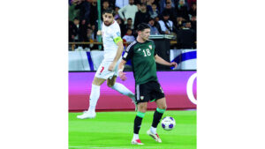 استفهام على مشاركة لاعب المنتخب، ماكنزي هانت، في مركز الظهير الأيسر للمرة الأولى. إي.بي.إيه