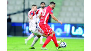 لوكا ولاعب الشارقة عادل تاعرابت في آخر مواجهة للفريقين. تصوير: سالم خميس