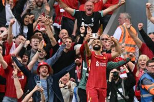 محمد صلاح يسجل الهدف 28 أمام توتنهام ويحتفل بسيلفي مع الجمهور (فيديو)
