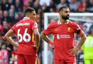 جمهور ليفربول يحرق قميص نجمه الكبير (فيديو)
