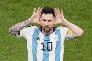 ميسي يعاقب رافينيا بعد سقوط هيبة البرازيل
