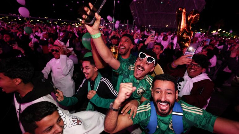 السعودية تتألق بعد حصولها على حقوق استضافة كأس العالم 2034