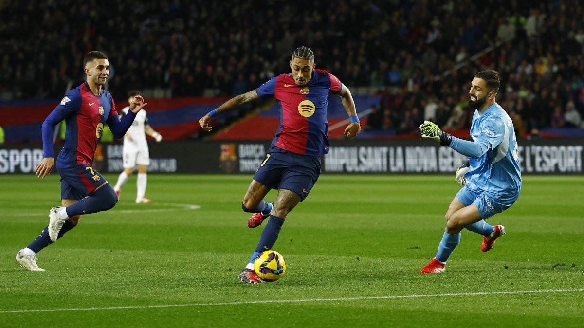 Barcelona's Raphinha scores in a La Liga match against Valencia, Barcelona, Spain, Jan. 26, 2025. (Reuters Photo)