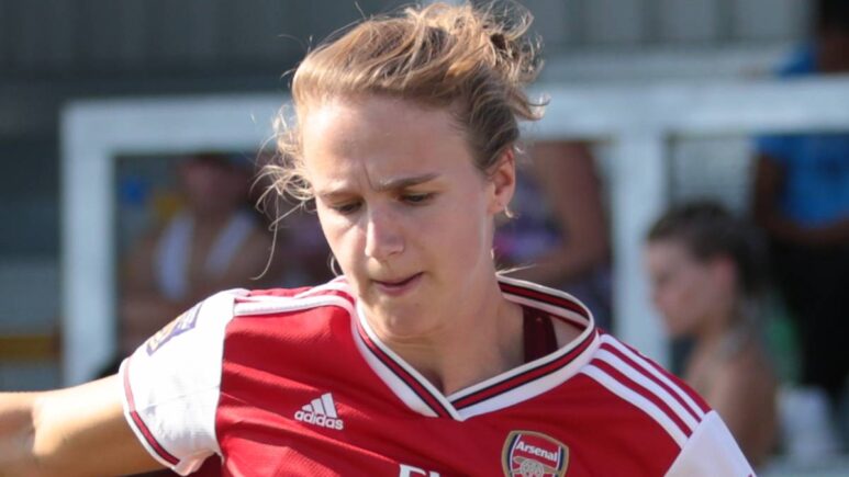 Netherlands international Vivianne Miedema playing football for Arsenal