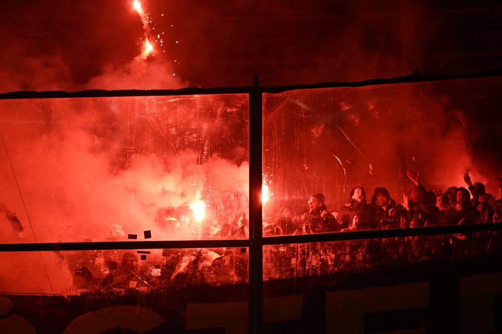 «ديربي» إسطنبول.. قوات شغب ومورينيو يصف خصومه بالقرود
