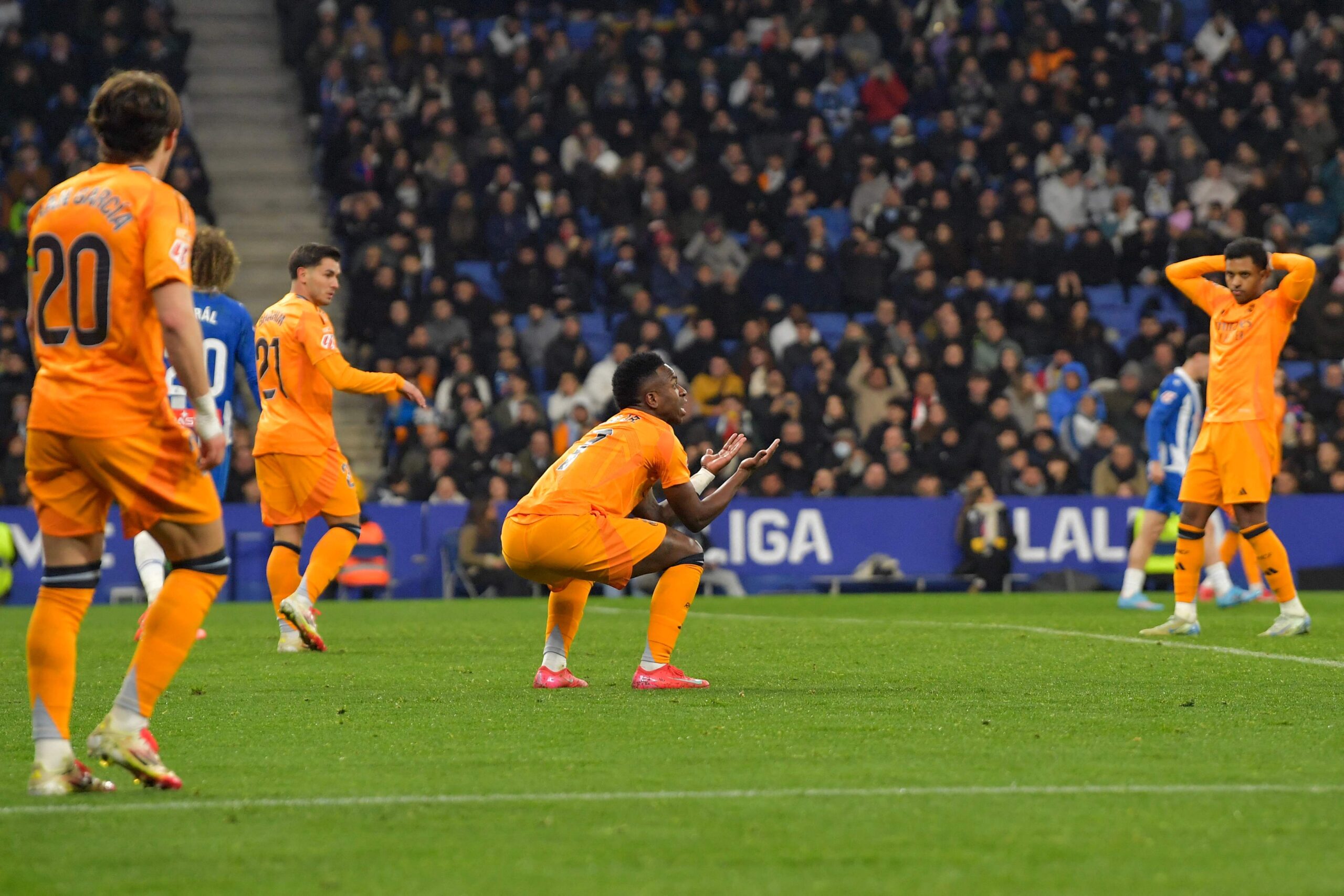 بيان ناري وغير معهود.. ريال مدريد يتهم التحكيم الإسباني بالتلاعب والتحيز
