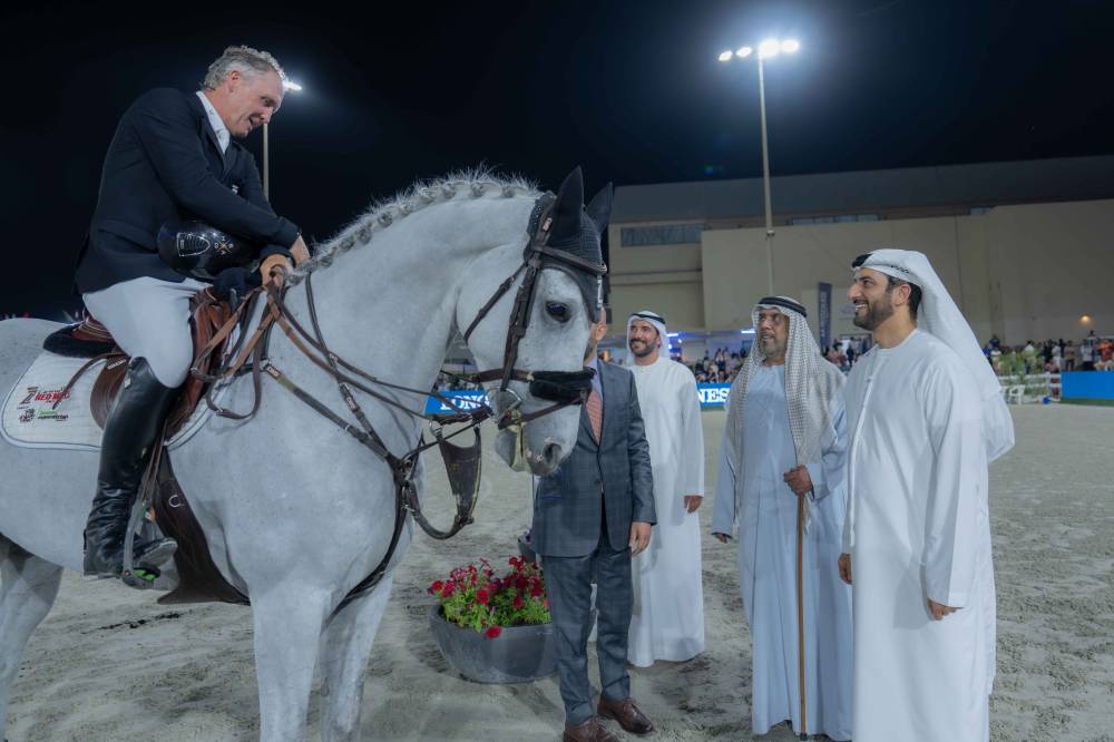 سلطان بن أحمد يتوج الفائزين بكأس بطولة حاكم الشارقة الدولية للقفز
