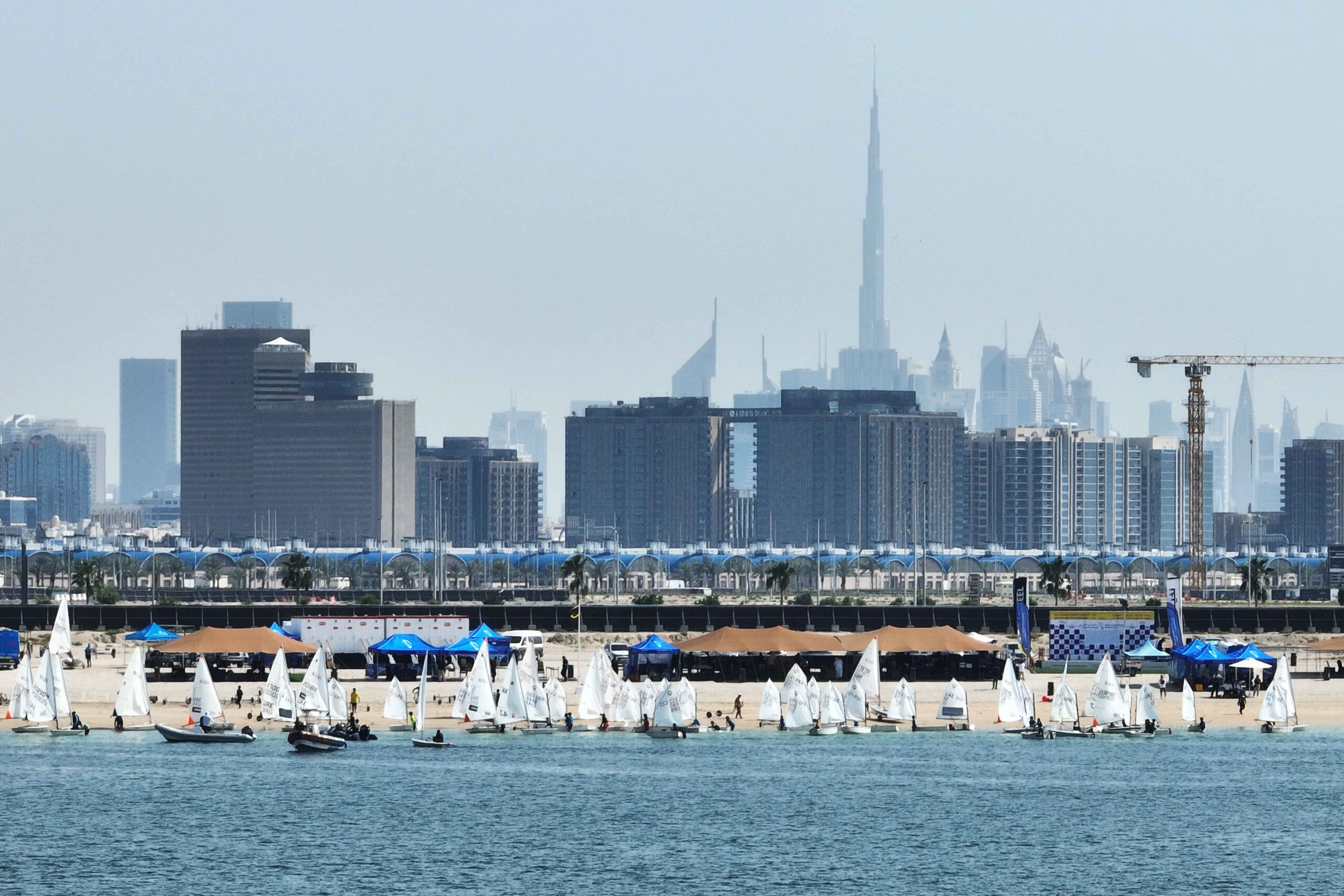 «يوم دبي البحري» يزين شواطئ جميرا
