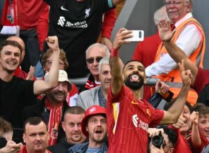 The Egyptian King.. جماهير ليفربول تغني لمحمد صلاح بعد التتويج بالدوري (فيديو)
