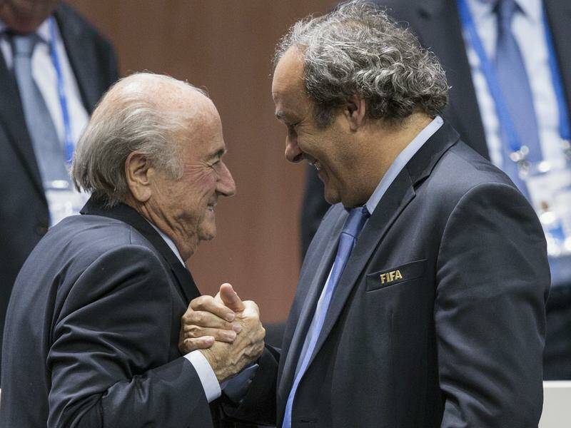 للمرة الثانية.. تبرئة رئيس الفيفا السابق بلاتر وبلاتيني في قضية فساد
