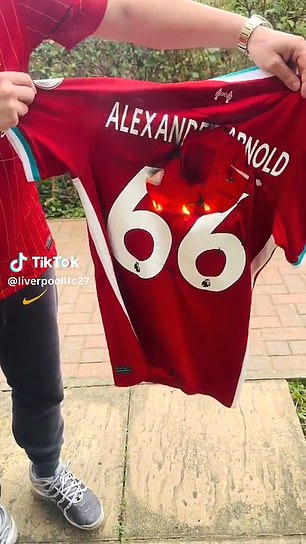 حرق قميص أرنولد بسبب انتقاله إلى ريال مدريد

