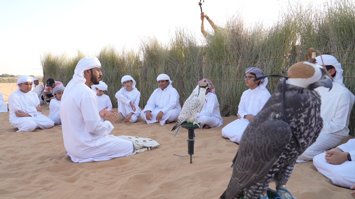 حضور مميز من طلبة المدارس لموسم الصقارة التعليمي
