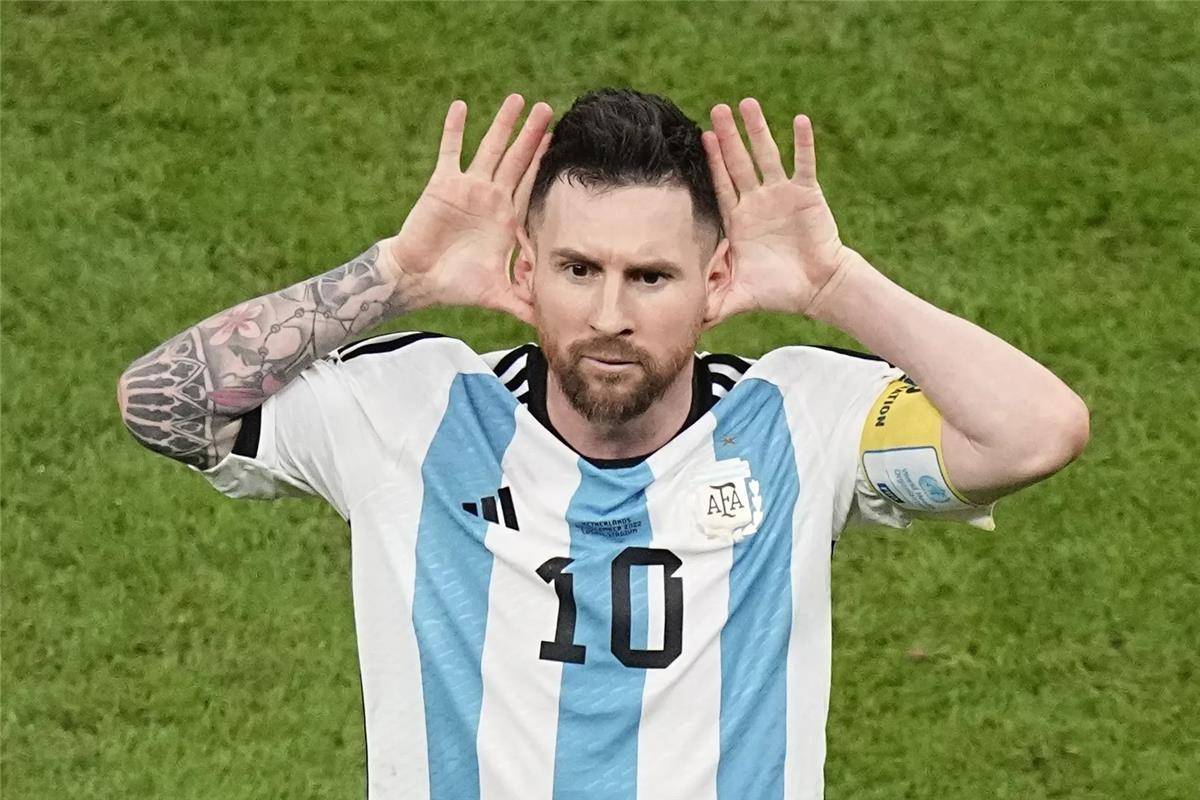 ميسي يعاقب رافينيا بعد سقوط هيبة البرازيل
